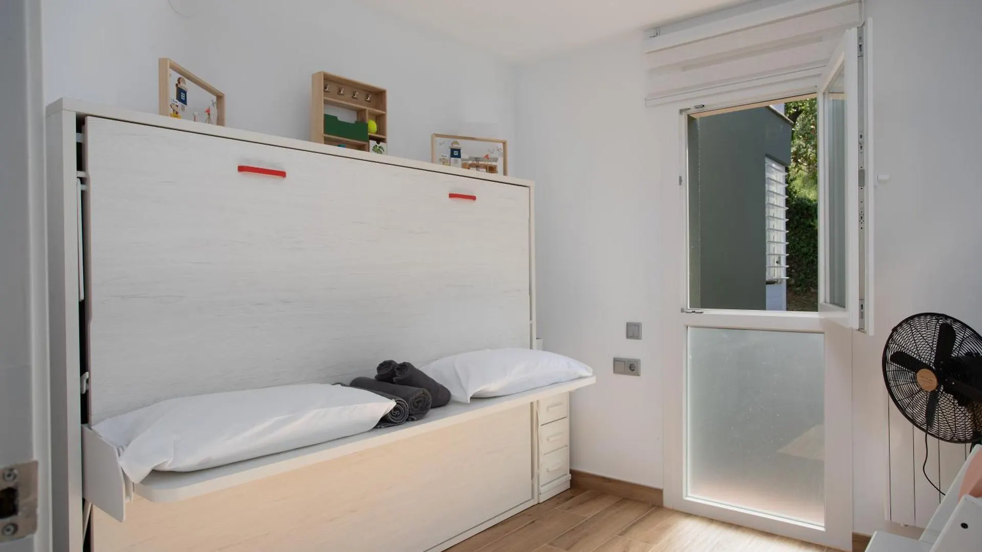 Apartament Gran Amb Vistes Al Mar, Piscina I Parquing 卡莱利亚德帕拉弗鲁赫尔 0*,